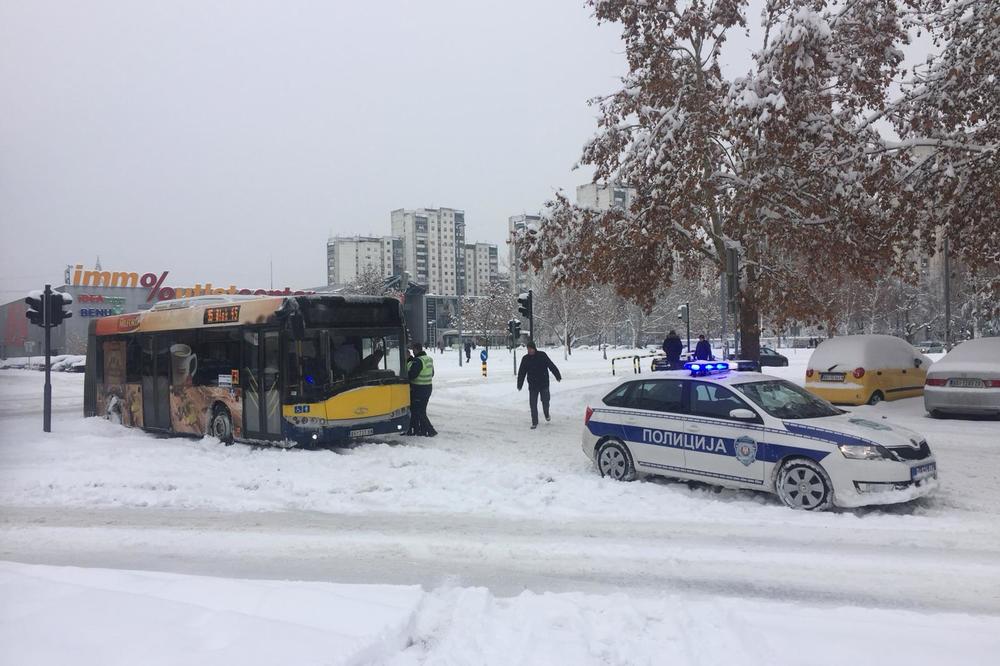 DRAMA U GANDIJEVOJ: Zaglavio se autobus na liniji 95, intervenisala i policija (FOTO)