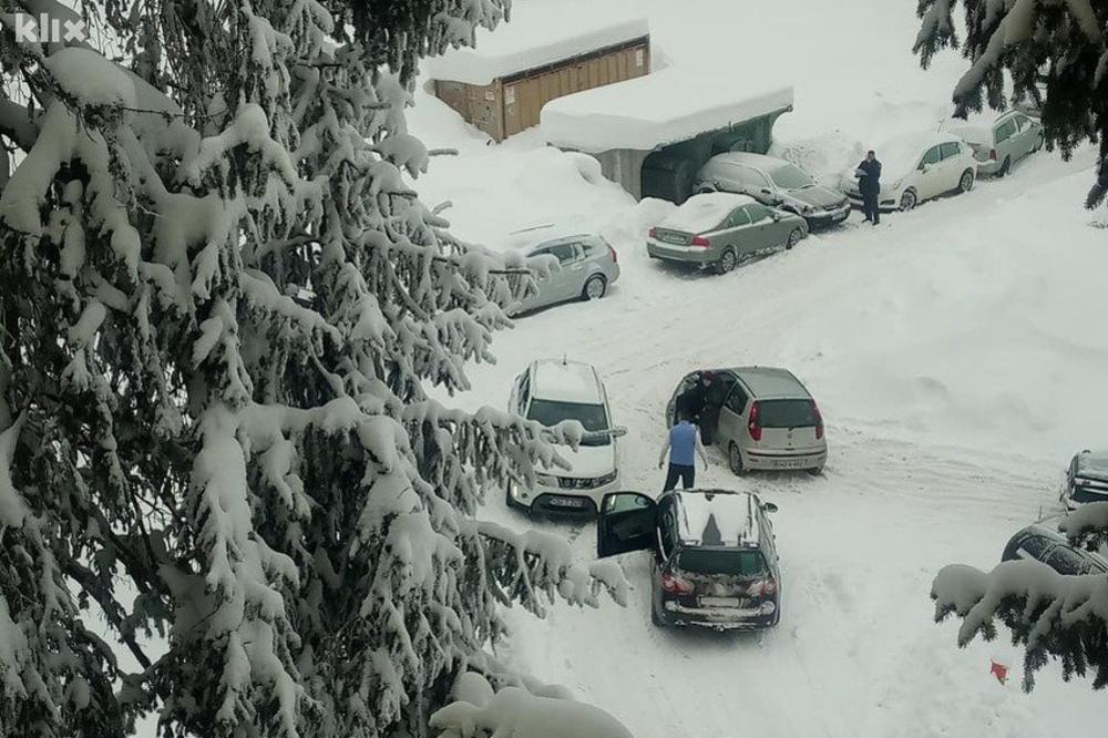 MUKA NA MUKU: Ostali zaglavljeni u snegu, a ujutru ih dočekale kazne za parkiranje! (FOTO)