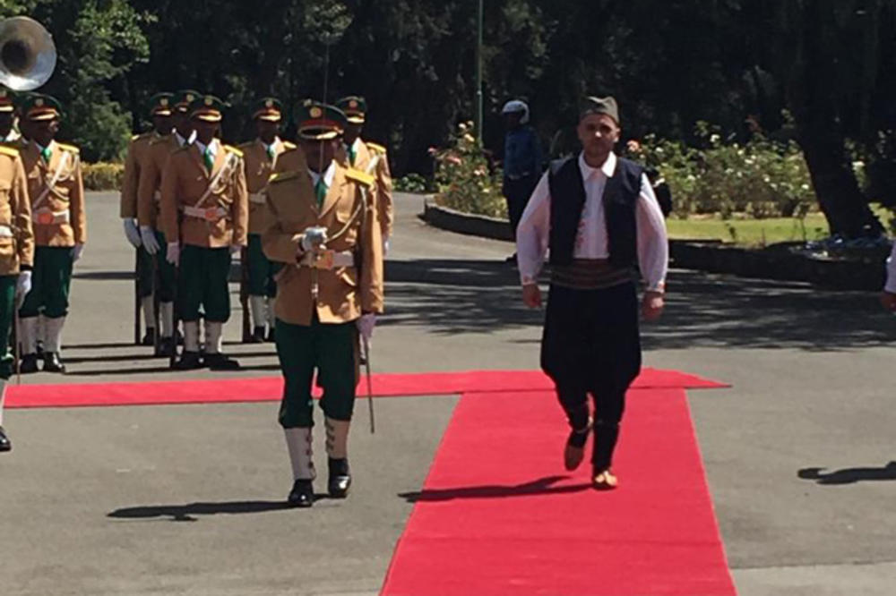 JELEK, ANTERIJA I OPANCI... Ovako je ambasador Srbije Aleksandar Ristić blistao u nošnji pred predsednicom Etiopije! (FOTO)