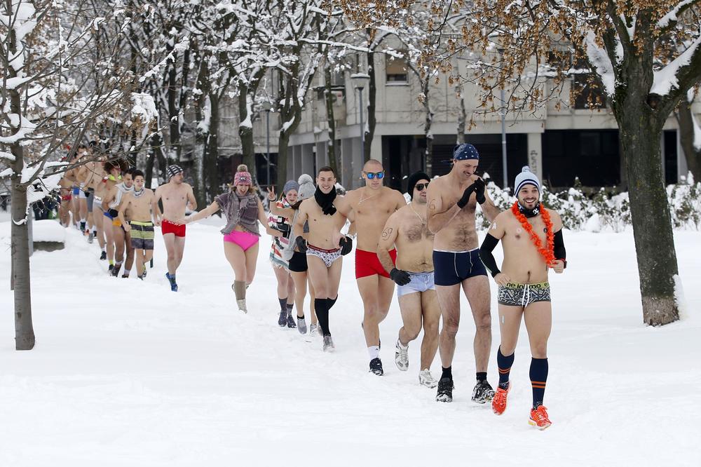 SEVALE GU.E PO SNEŽNOM KIJAMETU: Beograđani trčali u gaćama po Dunavskom keju na minusu i snegu do kolena! (FOTO)