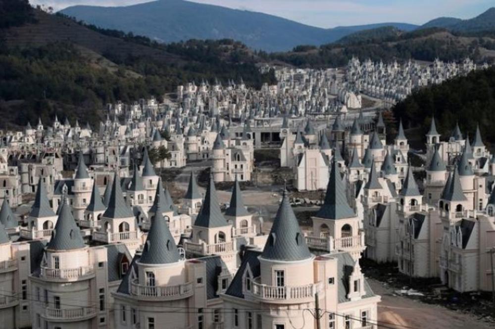 BAJKA SE PRETVORILA U HOROR: Posle bankrota ostalo je samo groblje stotina dvoraca u gradu duhova! (VIDEO)