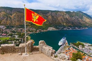 KO ZASTAVU KORISTI KAO ZAVESU MORA DA PLATI 2.000 EVRA: Po novom zakonu u Crnoj Gori, zabranjeno je da se zastava STALNO VIJORI, a kazna za neustajanje na himnu je ovolika!