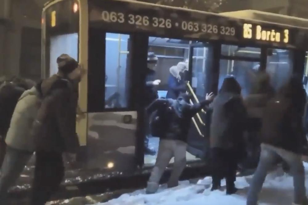 NISU DOBANOVCI JEDINI: Da vidite kako Borča odglavljuje autobus 85 iz snega! (VIDEO)