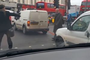 ŠLEPANJE OPASNO PO PROLAZNIKE: Umalo nisu popadali zbog konopca razvučenog između automobila (VIDEO)