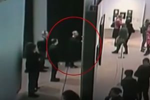 NESVAKIDAŠNJA KRAĐA U MOSKVI: U prepunoj Tretjakovskoj galeriji sa zida skinuo sliku od MILION DOLARA i samo odšetao! Niko ga nije ni pogledao, ali ipak nije daleko odmakao (VIDEO)