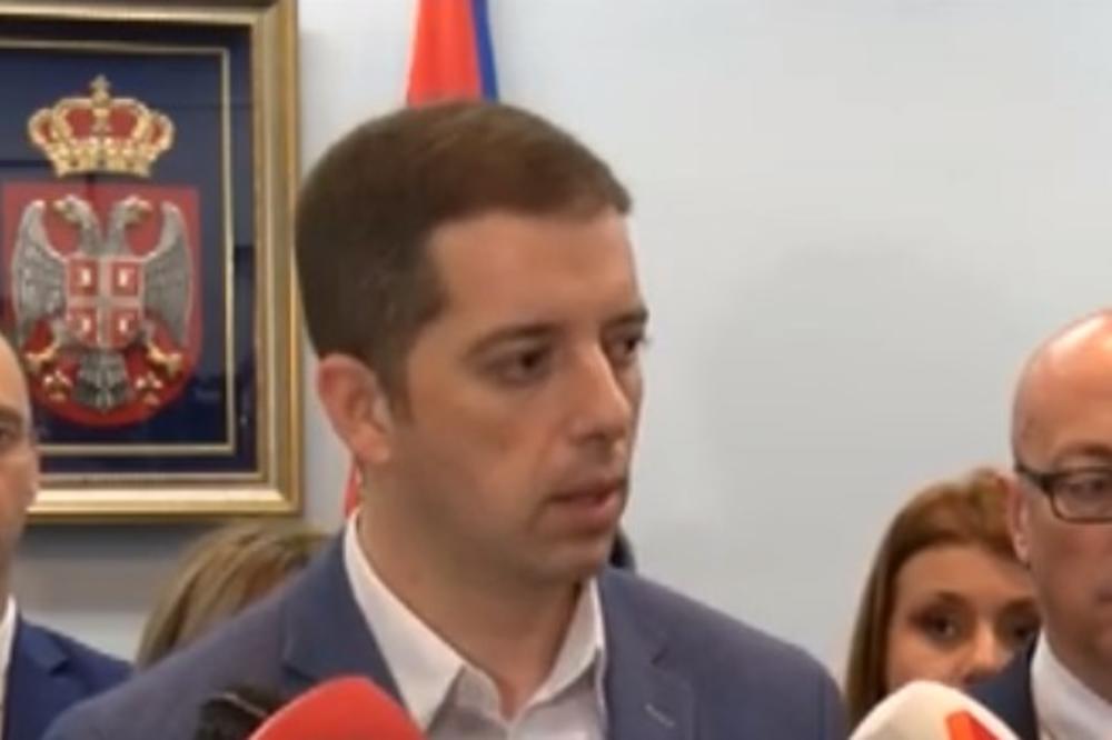 ĐURIĆ RAZGOVARAO SA SRBIMA U ZVEČANU, A ONDA JE ZAZVONIO TELEFON: Javio se Vučić i evo šta je rekao okupljenima (VIDEO)