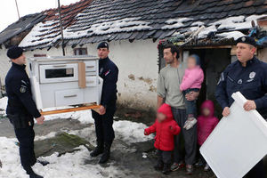 NE SAMO DA ČUVAJU, VEĆ I POMAŽU GRAĐANIMA: Pripadnici Policijske brigade sakupili humanitarnu pomoć za porodicu iz Smedereva (FOTO)