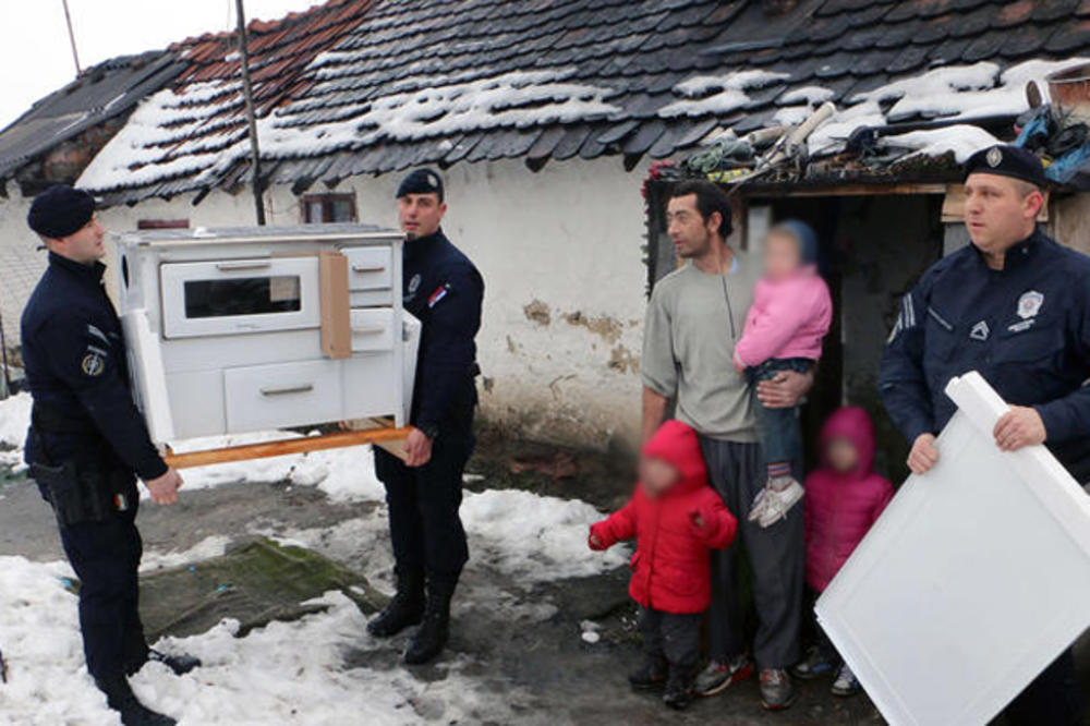 NE SAMO DA ČUVAJU, VEĆ I POMAŽU GRAĐANIMA: Pripadnici Policijske brigade sakupili humanitarnu pomoć za porodicu iz Smedereva (FOTO)