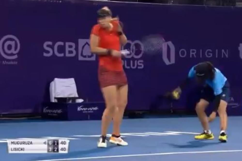 SVE ZBOG JEDNE BUBE: Pogledajte kako je skupljačica loptica šokirala poznatu nemačku teniserku tokom meča na Tajlandu (VIDEO)