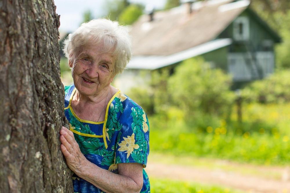 ČEKAM, MAHNEM, ONI PROĐU, A JA NASTAVIM DA ČEKAM: Emotivna ispovest ove bake nateraće vam suze na oči, a evo zašto veruje da još ima DOBROTE u ljudima!