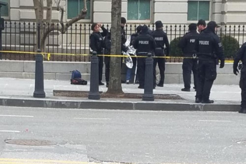 INCIDENT ISPRED BELE KUĆE: Kola Trampove službe naletela na demonstranta