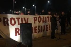 PROTEST ZBOG POLITIČKE REPRESIJE: Demonstranti traže odbacivanje optužbe protiv mladića koji je iscrtao srp i čekić na Tuđmanovom spomeniku! (VIDEO)