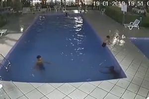 DRAMA NA KUPANJU! Majka otišla da nahrani bebu, a starije dete preskočilo u veliki bazen i POČELO DA SE DAVI! (VIDEO)