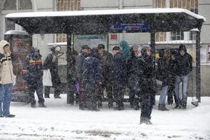 PUTNICI IZAĐITE, MI DALJE NE VOZIMO ZBOG RUPA: Stotinak Beograđana isterano jutros iz autobusa i morali da pešače po hladnoći