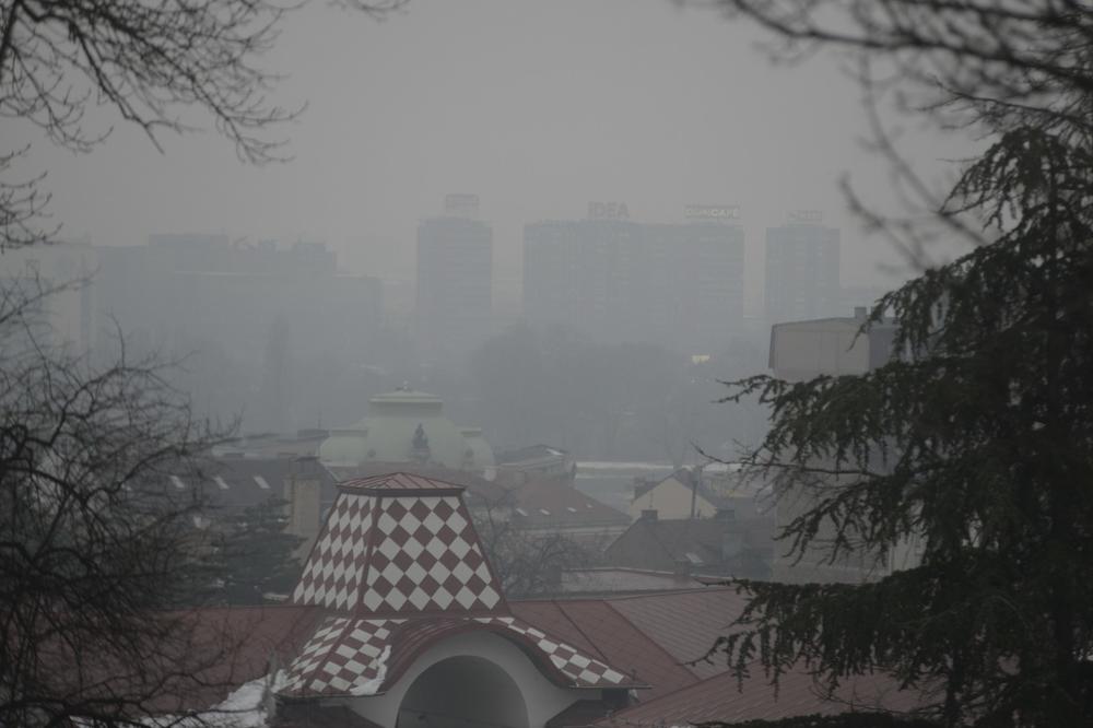 STIŽE VETAR DA RASTERA MAGLU, OD SUTRA SE LAKŠE DIŠE: Ništa od ozbiljnog snega u januaru! Pogledajte Srbiju u magli FOTO