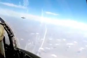 SUHOJ ISPRAŠIO AMERIČKOG LOVCA: Avion se približio Rusiji, a onda se LUDI PILOT zaleteo i bukvalno ga izgurao u vazduhu! (VIDEO)