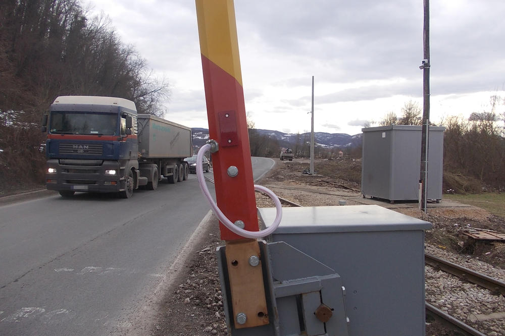 INCIDENT NA PRUZI LOZNICA-ZVORNIK: Lokomotiva naletela na automobil na pružnom prelazu