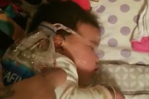 MONSTRUM OD MAJKE: Dok je bebica spavala, sipala joj vodu na lice da bi joj se OSVETILA (FOTO)
