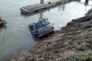 AUTOMOBIL SLETEO U REKU SAVU: Ribolovac tražio dobro mesto za pecanje, pa nije video da su mu kola otišla (FOTO)