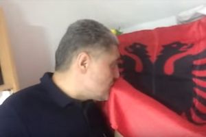 POLUDELI NADRILEKAR! ALBANCI SU BOŽIJI NAROD, JA SAM ALBANAC: Miroljub Petrović LJUBI ALBANSKU ZASTAVU i poziva Srbe da se POARBANAŠE! (VIDEO)