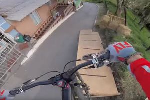 MAJKO MILA, OD OVOGA MOŽE SRCE DA STANE: Biciklom kroz favele Medeljina! Ovo je SULUDO  (VIDEO)