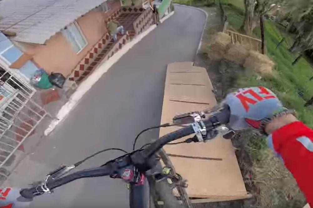 MAJKO MILA, OD OVOGA MOŽE SRCE DA STANE: Biciklom kroz favele Medeljina! Ovo je SULUDO  (VIDEO)