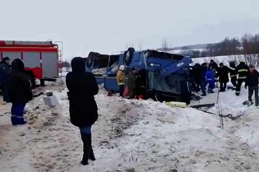 PREVRNUO SE AUTOBUS PUN DECE, 7 MRTVIH: Mališani krenuli na turnir! Stravična nesreća blizu Moskve (VIDEO)