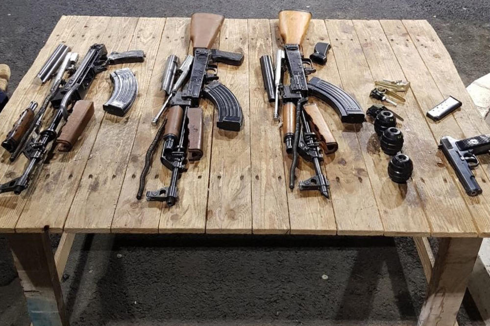 CRNOGORCI KRENULI ZA SRBIJU NAORUŽANI DO ZUBA: Policija im zaustavila kola na Batrovcima, pa našla skrivene puške, bombe i pištolj