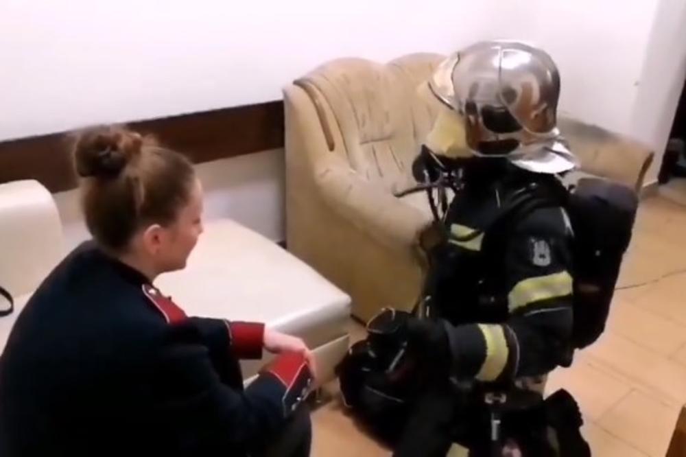 MISLIO JE DA JE SVE VEŽBA, A ONDA GA JE SAČEKALA DEVOJKA SA IZNENAĐENJEM: Snimak zagrebačkih vatrogasaca postao HIT (VIDEO)