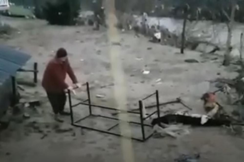 VODA SE POVUKLA I OSTAVILA HAOS: Stanovnici se bore sa smećem i blatom koje je ostalo posle poplava! (FOTO)