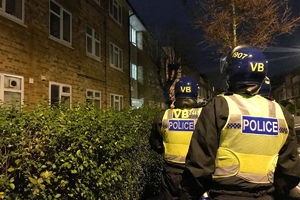 BRITANSKI TINEJDŽER (19) NAPADNUT NOŽEM: Policija pokušaj ubistva istražuje kao terorizam, uhapšen muškarac (50)