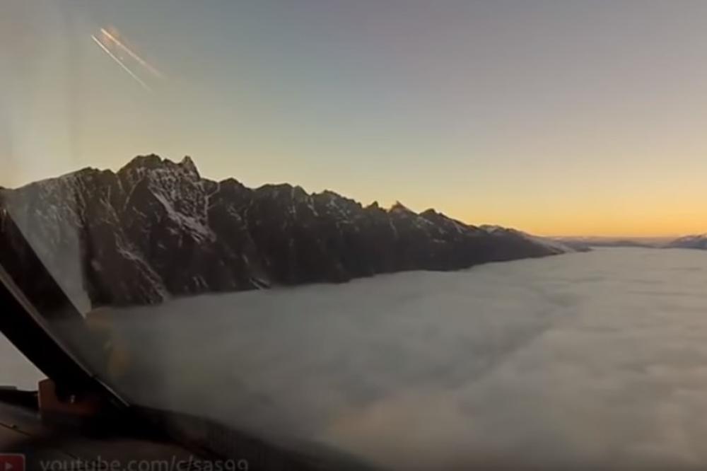 ZASTRAŠUJUĆI SNIMAK IZ PILOTSKE KABINE: Srećom putnici ovo nisu videli! Leteo je iznad oblaka iz kojih su štrčale planine, pa uleteo u maglu! (VIDEO)