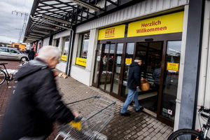 NAPUNILI RAFOVE: Rusi posle 2 dana ponovo otvorili RAZGRABLJENI supermarket u Nemačkoj