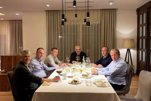 KO JE GAZDA U ŽUTOJ KUĆI HAŠIMA TAČIJA: 5 kosovskih zvaničnika za istim stolom, a u čelu PREMIJER ALBANIJE! MISTERIOZNA SEDMA OSOBA
