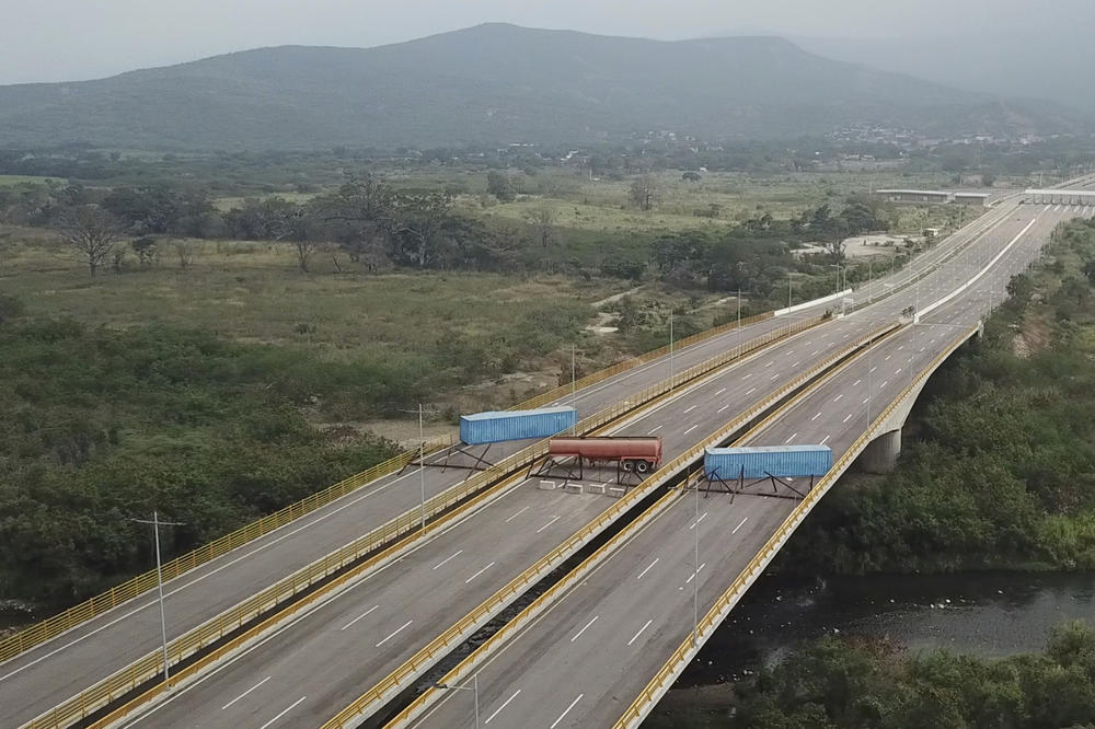 VENECUELA BLOKIRA ULAZAK HUMANITARNE POMOĆI: Vojska stavila barikade na granici sa Kolumbijom (FOTO, VIDEO)