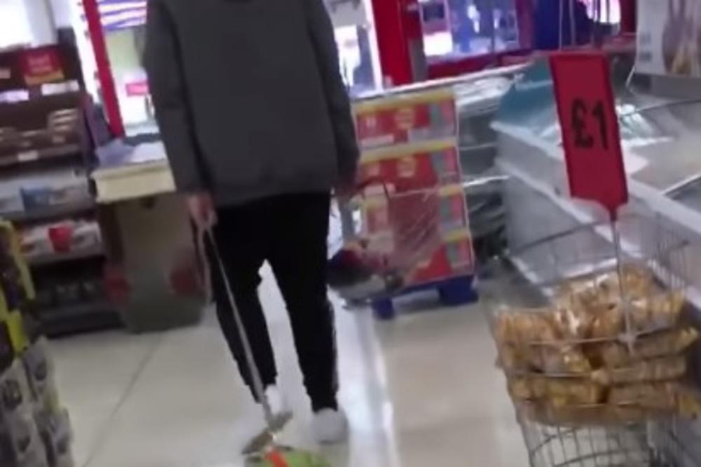 SNIMAK OCA PODELIO INTERNET: Vukao sina na povocu usred prodavnice, a kad čujete razlog... (VIDEO)