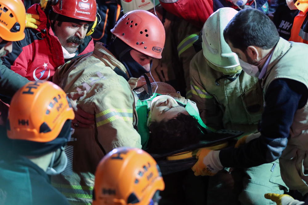 JOŠ IMA NADE: Tinejdžer spasen posle 2 dana pod ruševinama zgrade u Istanbulu (FOTO, VIDEO)