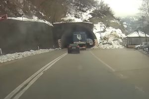 DIVLJAO ZA VOLANOM: Preticao preko duple pune linije i to u tunelu! (VIDEO)