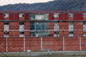ŠKALJARCI VREĐALI ČUVARE, PA DOBILI BATINE?! Detalji obračuna u podgoričkom zatvoru