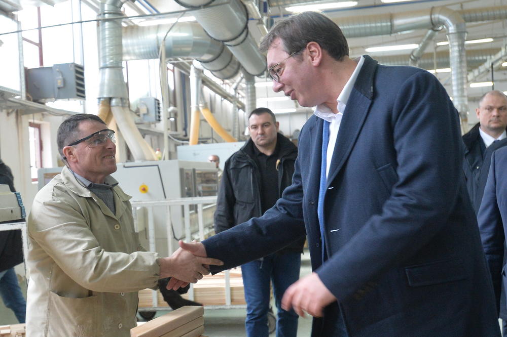 VUČIĆ U TRGOVIŠTU: Predsednik Srbije obišao Simpovu fabriku i ručao sa radnicima!