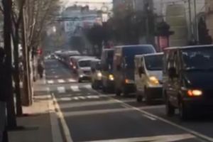 NEZADOVOLJNI KOMBI PREVOZNICI: Protest u centru Beograda, vožnja do zgrade Vlade Srbije (VIDEO)