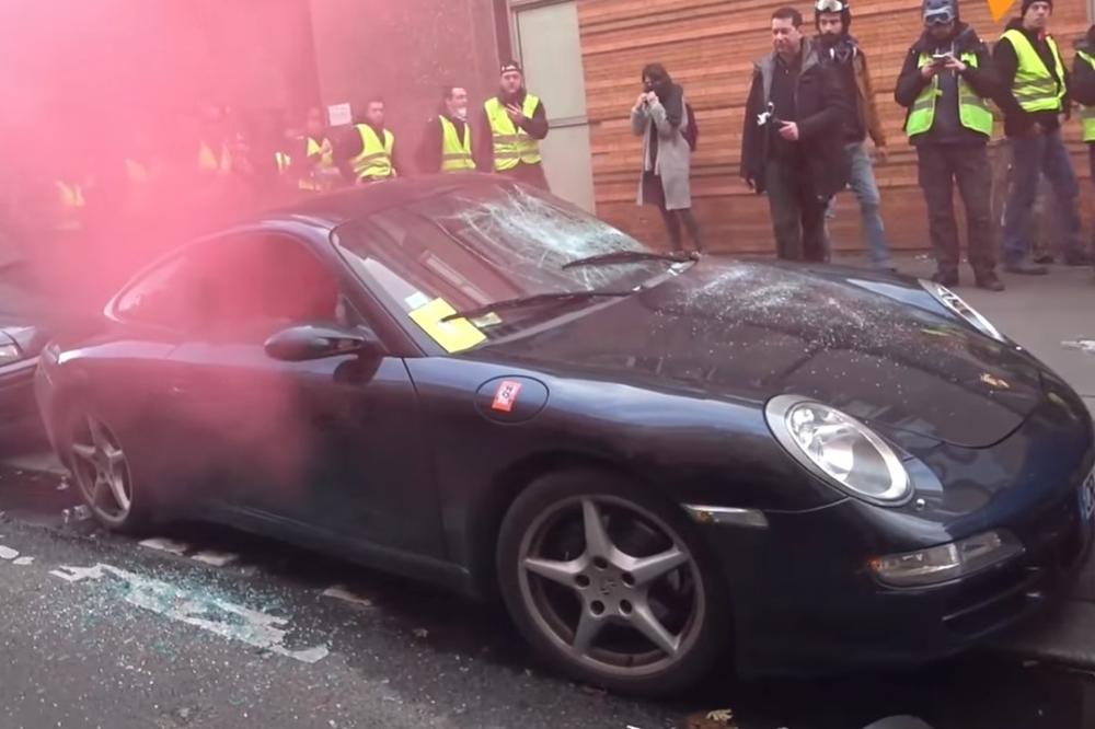 HAOS NA ULICAMA PARIZA: Izbili neredi, automobili goreli, svi slikali zapaljeni porše (VIDEO)