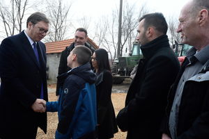 NAJMLAĐI DOČEKALI PREDSEDNIKA SA POGAČOM I SOLJU: Vučić svratio do gazdinstva porodice Maksimović u Banatskom Novom Selu (FOTO)