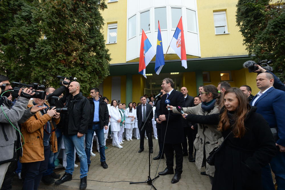 DOČEKAO GA VELIKI BROJ MEŠTANA BELE CRKVE: Predsednik Vučić obišao Specijalnu bolnicu za plućne bolesti (FOTO)