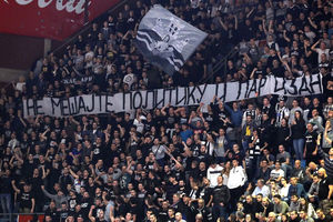 JAKE PORUKE GROBARA: Evo koje su transparente navijači Partizana razvili na meču protiv Budućnosti