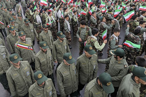 STOTINE HILJADA IRANACA NA ULICAMA TEHERANA UZVIKUJE SMRT AMERICI! ROHANI: Nastavljamo da širimo vojnu moć! (VIDEO UŽIVO)