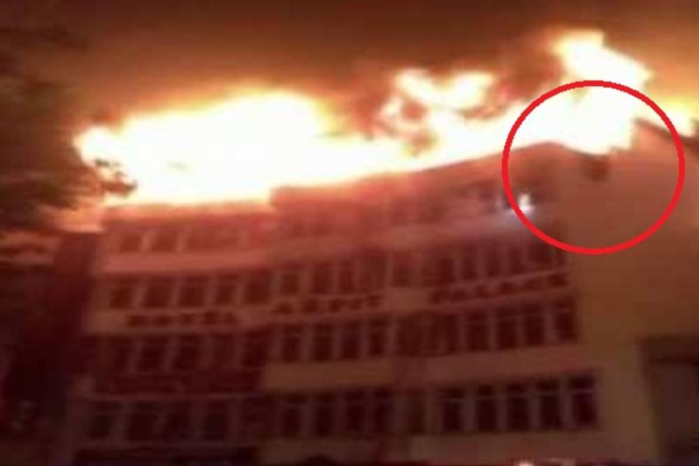 HOROR! SKAKALI SA ZGRADE U PLAMENU DA SPASU ŽIVU GLAVU: 17 mrtvih u požaru u Indiji! Vatra progutala čitav sprat (VIDEO)