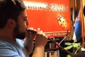 MLADI SVRLJIŽANIN ČUVA SRPSKU TRADICIJU: Filip Savić svira NA GRANI OD DRVETA! Poslušajte taj neverovatni zvuk! (VIDEO)