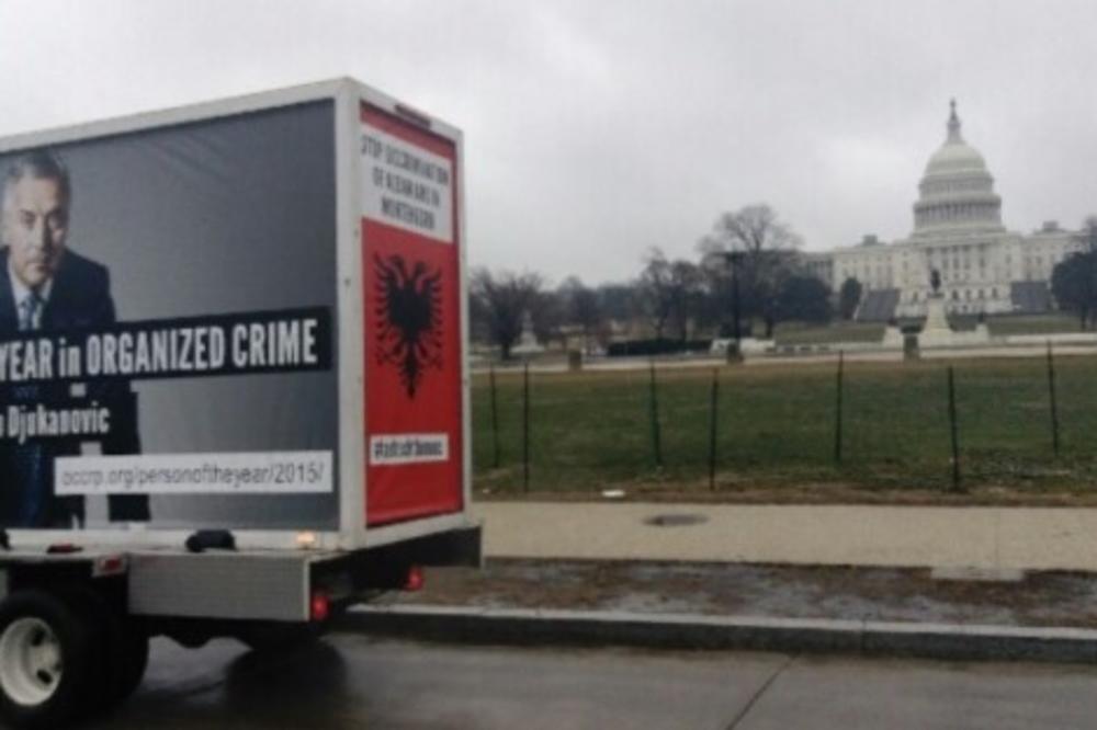 ALBANCI U AMERICI SE DIGLI PROTIV MILA Vozaju po Vašingtonu kamion sa natpisom: Čovek koji je u 2015. najviše doprineo promovisanju organizovanog kriminala i korupcije (FOTO)