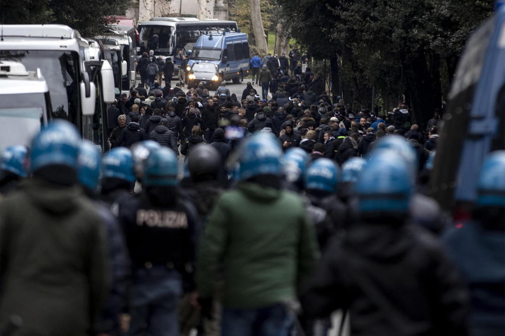 BRUTALNA TUČA U UKRAJINI: Pogledajte žestok okršaj navijača Šahtjora i Ajntrahta (VIDEO)